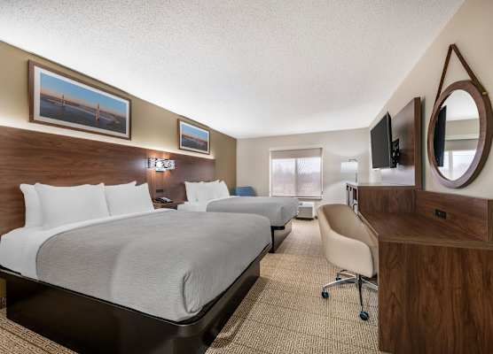 Quality Inn & Suites near Owensboro & Holiday World GOLD AWARD WINNER 1