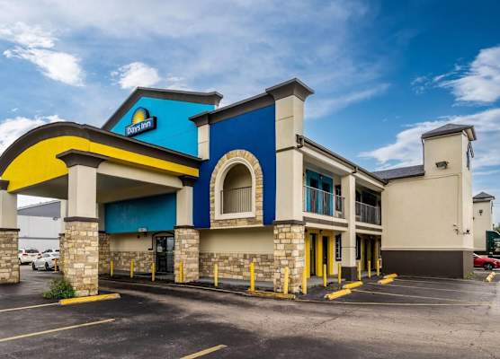 Days Inn by Wyndham Houston East 1