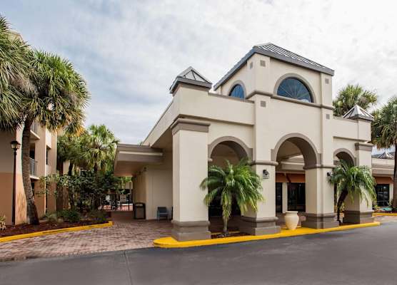 Days Inn & Suites by Wyndham Orlando Airport 1