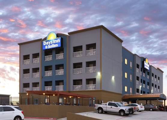 Days Inn & Suites by Wyndham Galveston West/Seawall 1