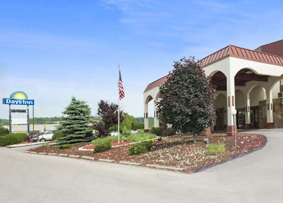 Ramada by Wyndham Pittsburgh/New Stanton 1