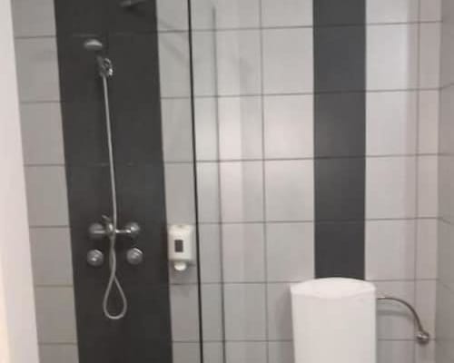 FREE PARKING, FREE BREAKFAST, only 15 minutes to City Center 1