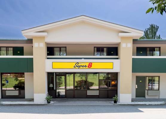 Super 8 by Wyndham White River Junction 1
