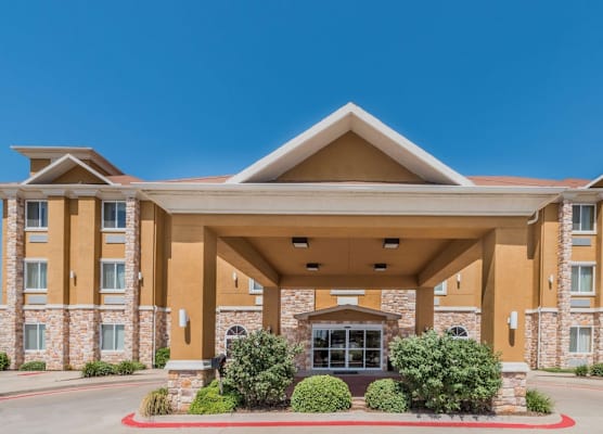 Days Inn & Suites by Wyndham Cleburne TX 1