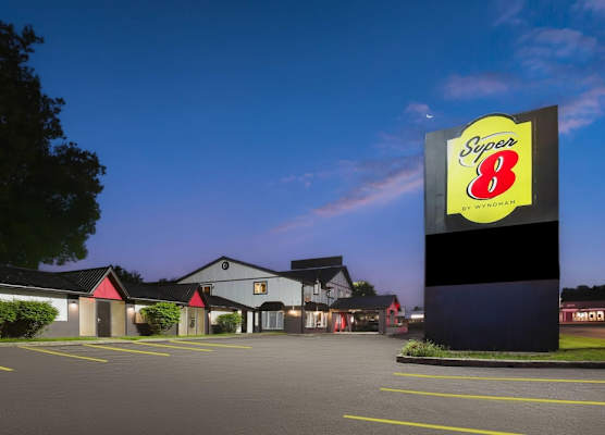 Super 8 by Wyndham Gananoque - Country Squire Resort 1