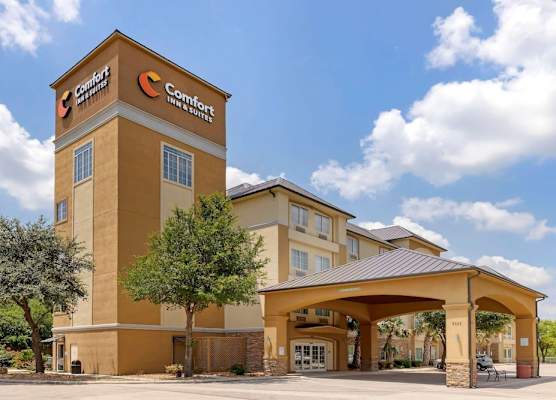 Comfort Inn & Suites Near Six Flags & Medical Center 1