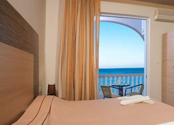 Delfini beach hotel & suites 1