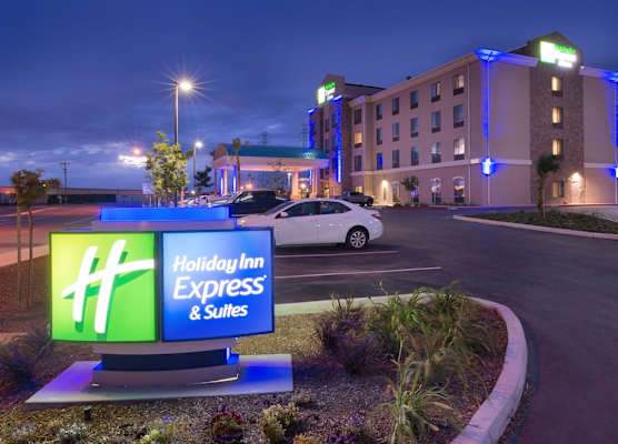 Holiday Inn Express & Suites BAKERSFIELD AIRPORT by IHG 1