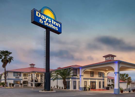 Days Inn & Suites by Wyndham Braunig Lake 1