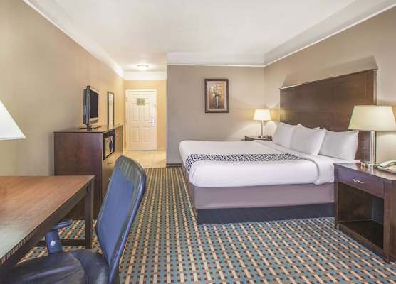 La Quinta by Wyndham Bay City 1