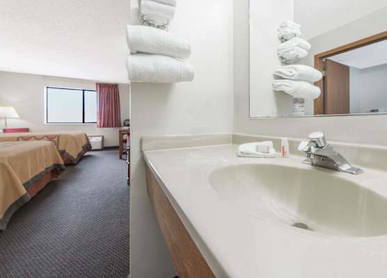 Super 8 by Wyndham Smithville Kansas City 1