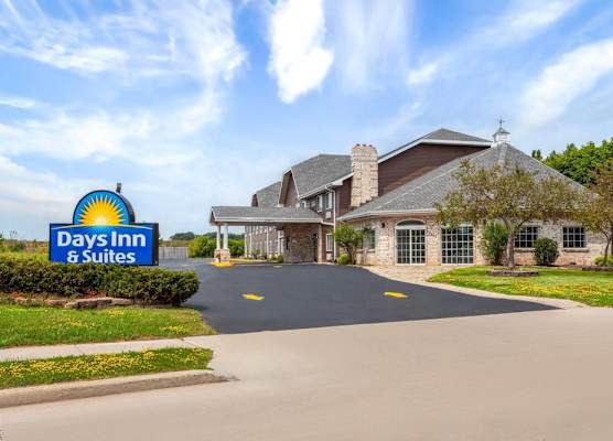 Days Inn & Suites by Wyndham Kaukauna WI 1