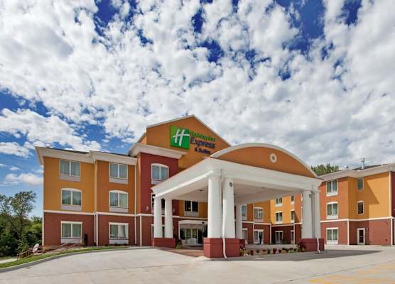 Holiday Inn Express & Suites KANSAS CITY SPORT COMPLEX AREA by IHG 1