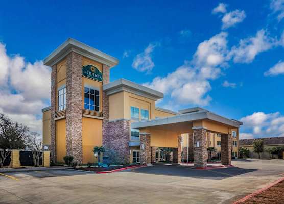 La Quinta by Wyndham Beeville 1
