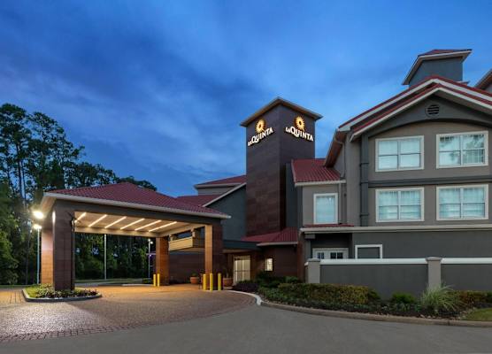 La Quinta Inn & Suites by Wyndham Houston Bush IAH South 1