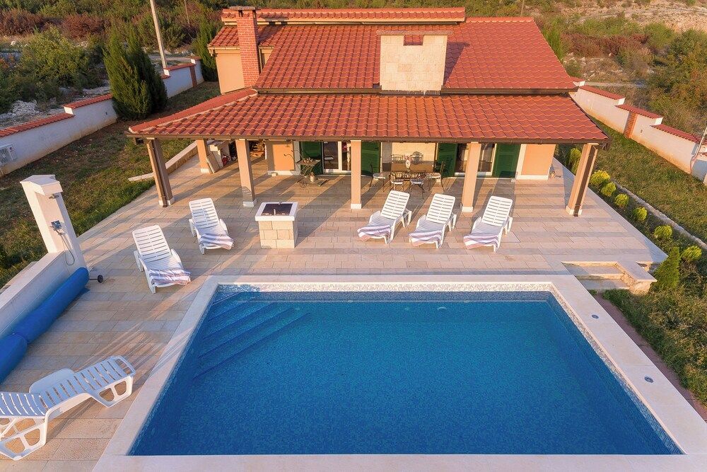 Lyon - Kaštel Lukšić - Villa Dea - Kaštel Lukšić