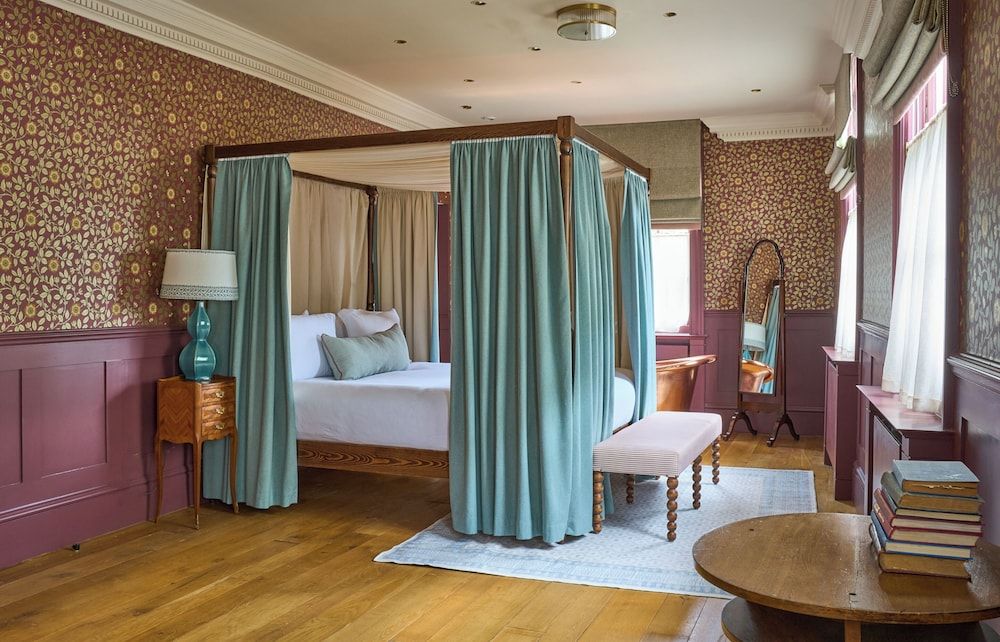 Marseille - Hounslow - The Mitre, Hampton Court - Hounslow