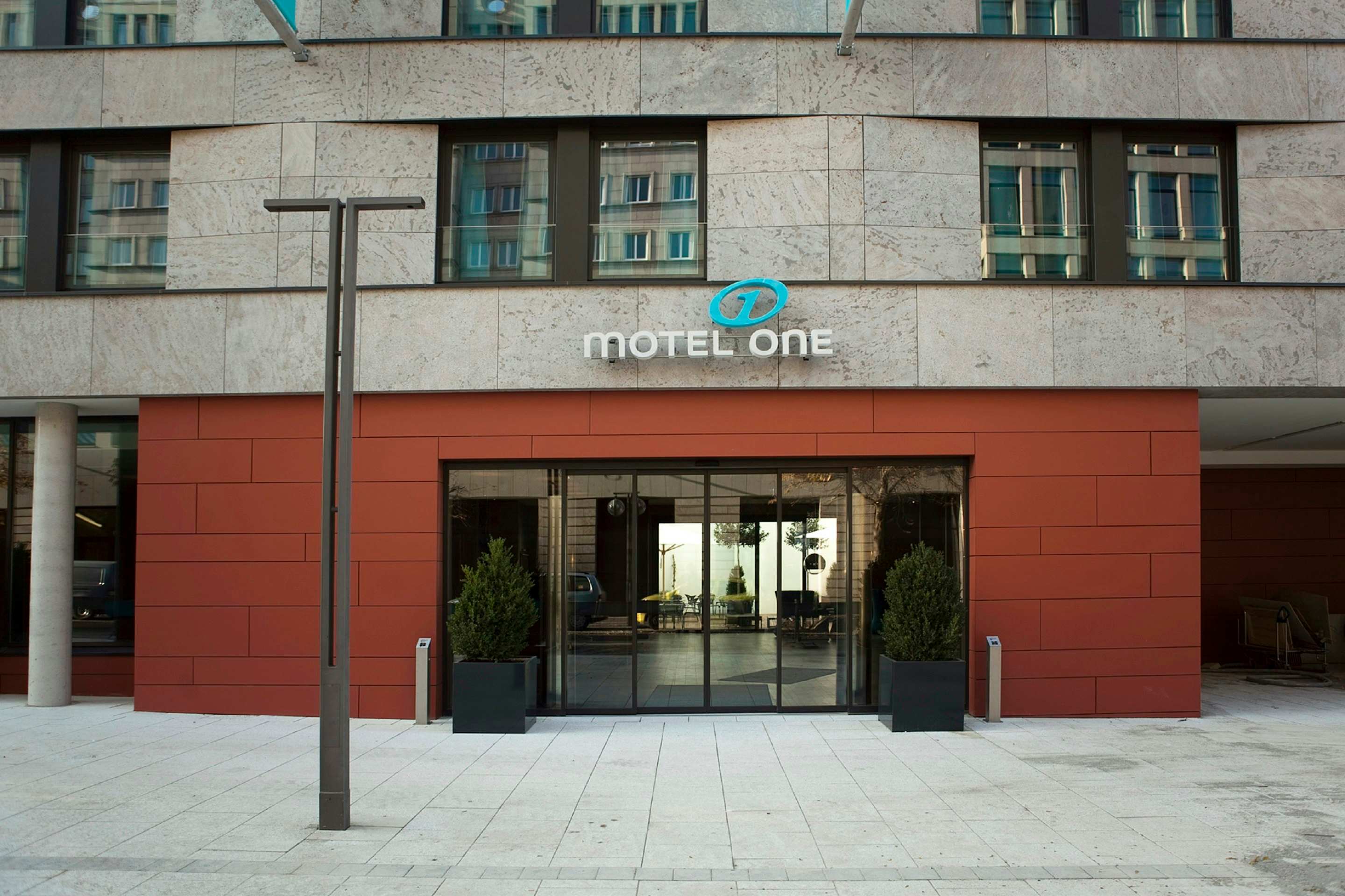 Motel One Stuttgart-Mitte 1