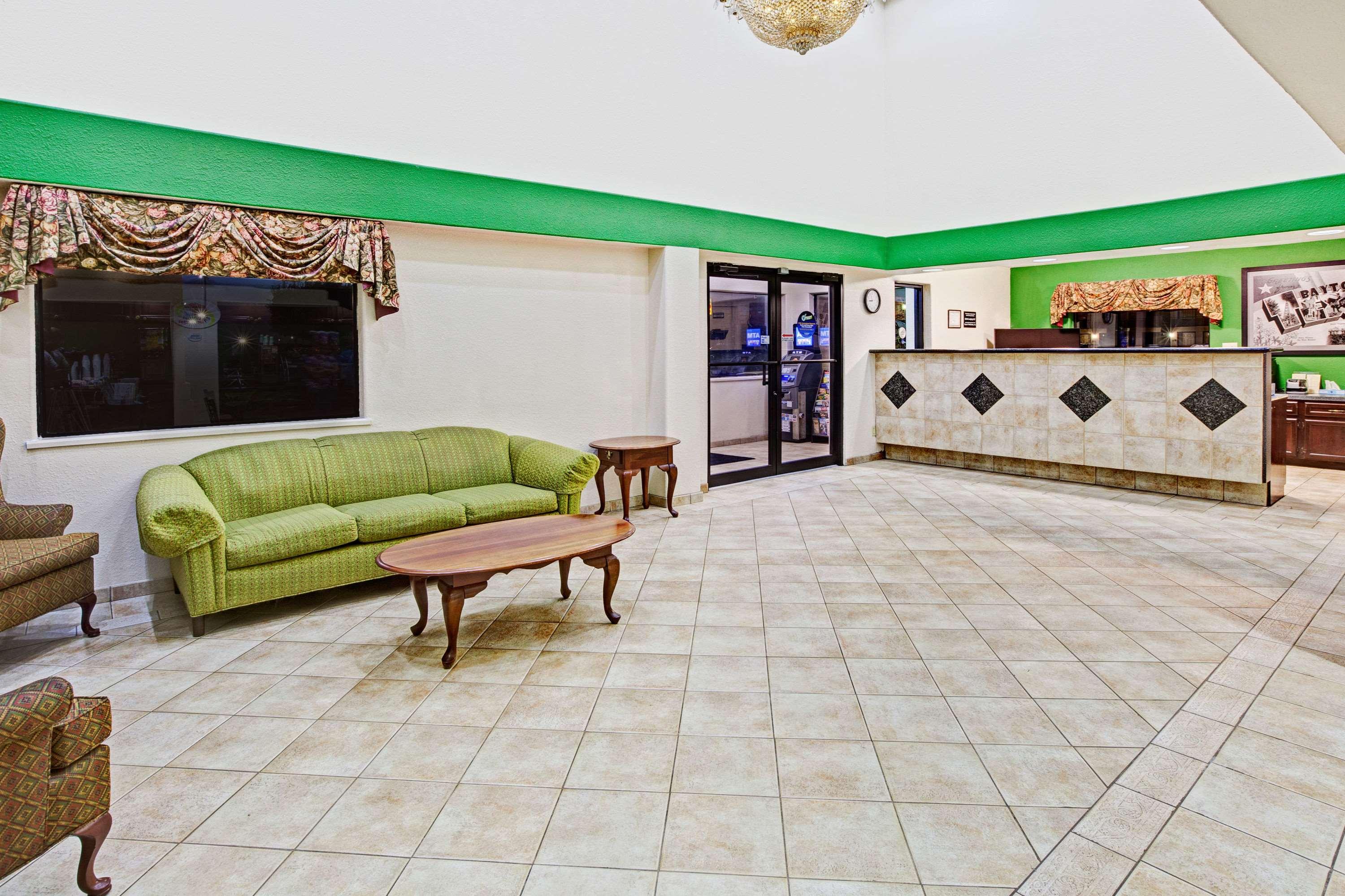Super 8 By Wyndham Baytown 1