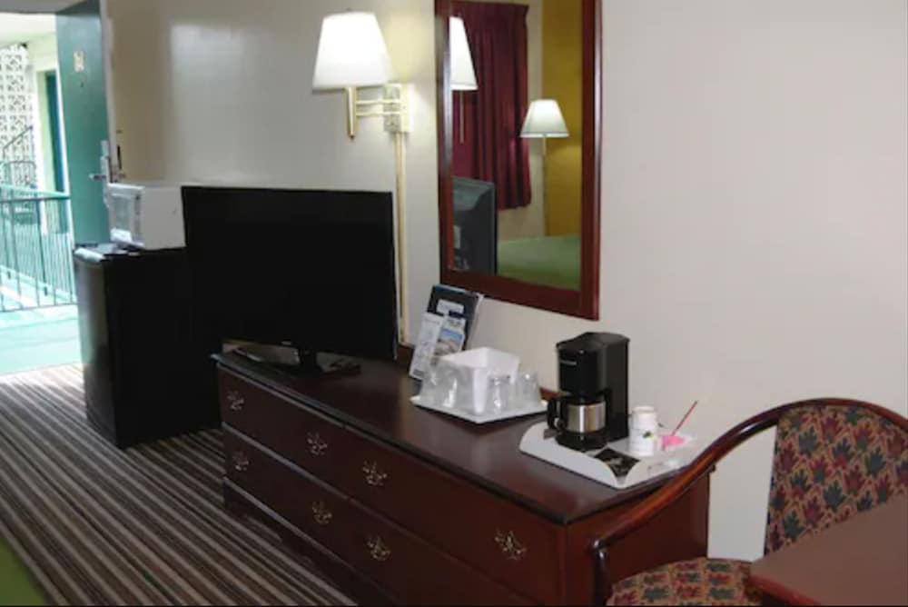 Lincoln Way Inn 2