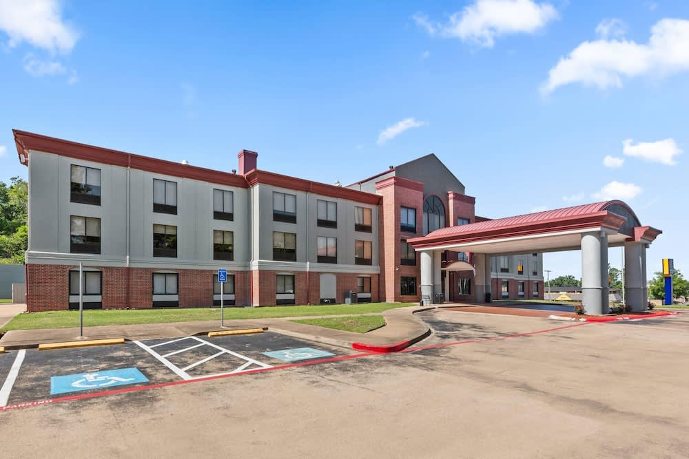Comfort Inn & Suites Tyler North 1