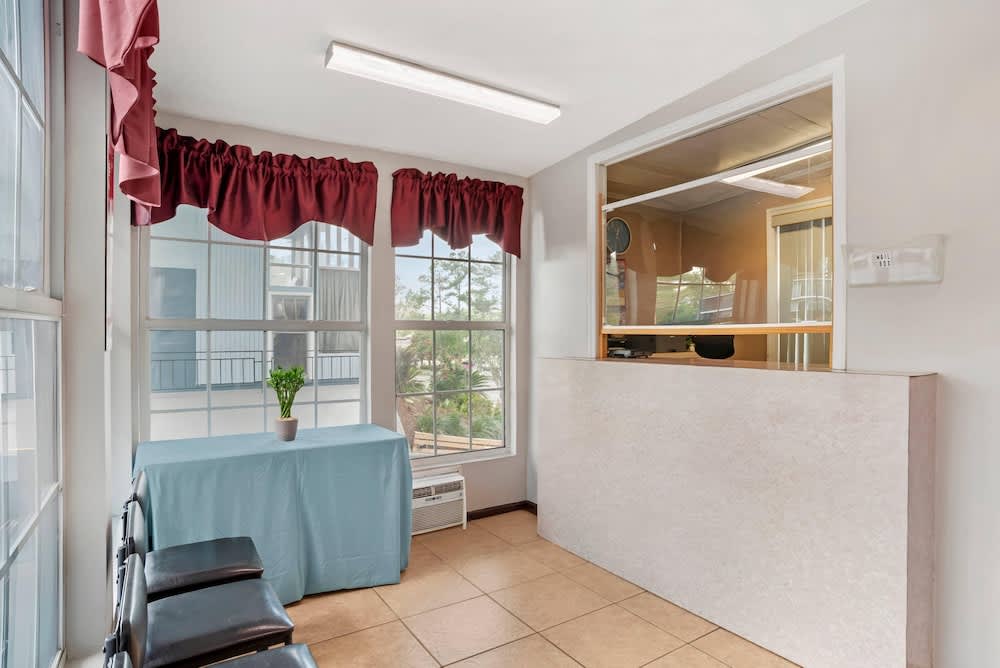 Econo Lodge Tallahassee Downtown - University 2