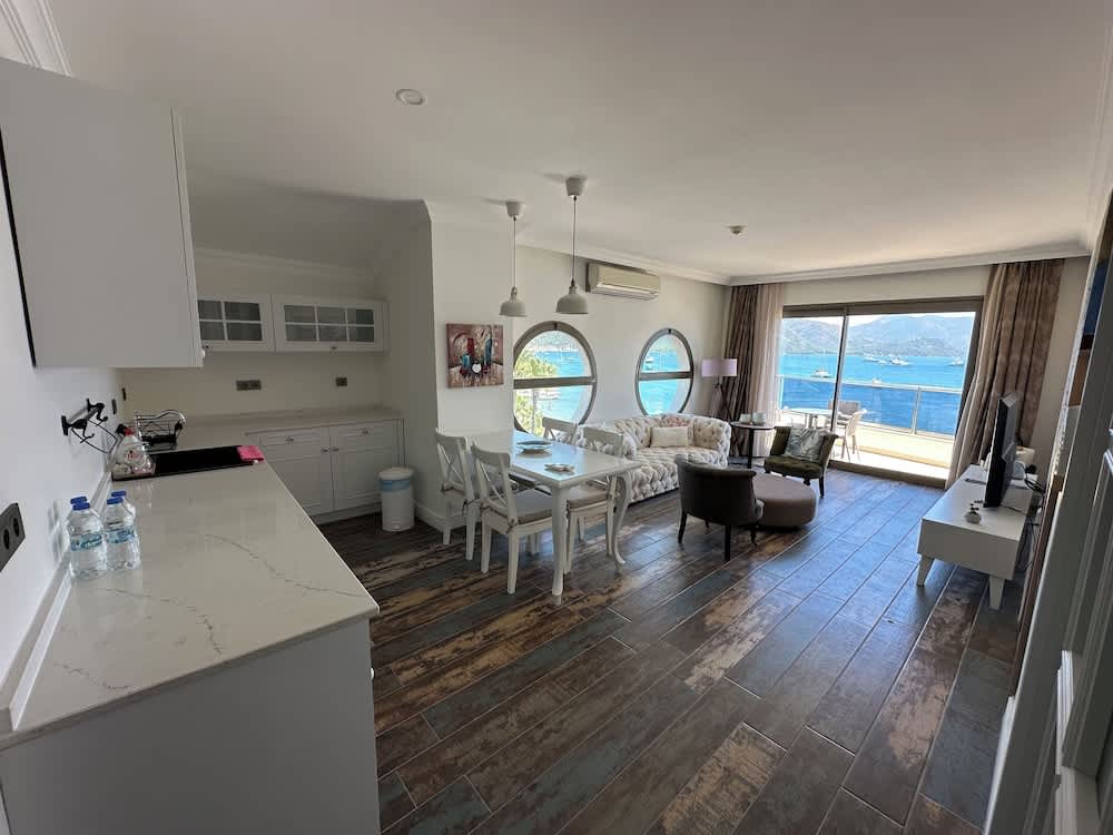 Aurasia Beach Hotel 1
