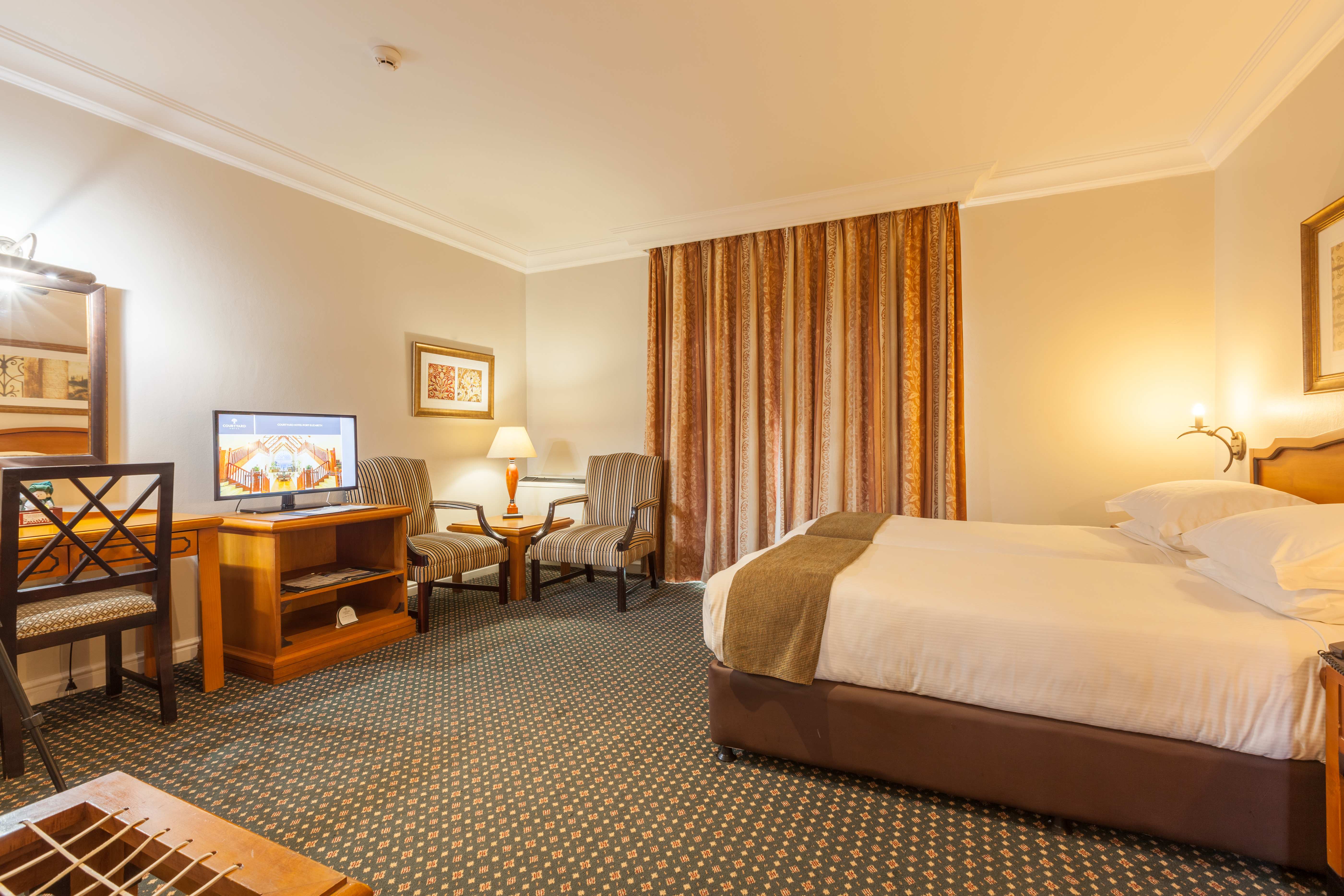 Courtyard Hotel Arcadia 2