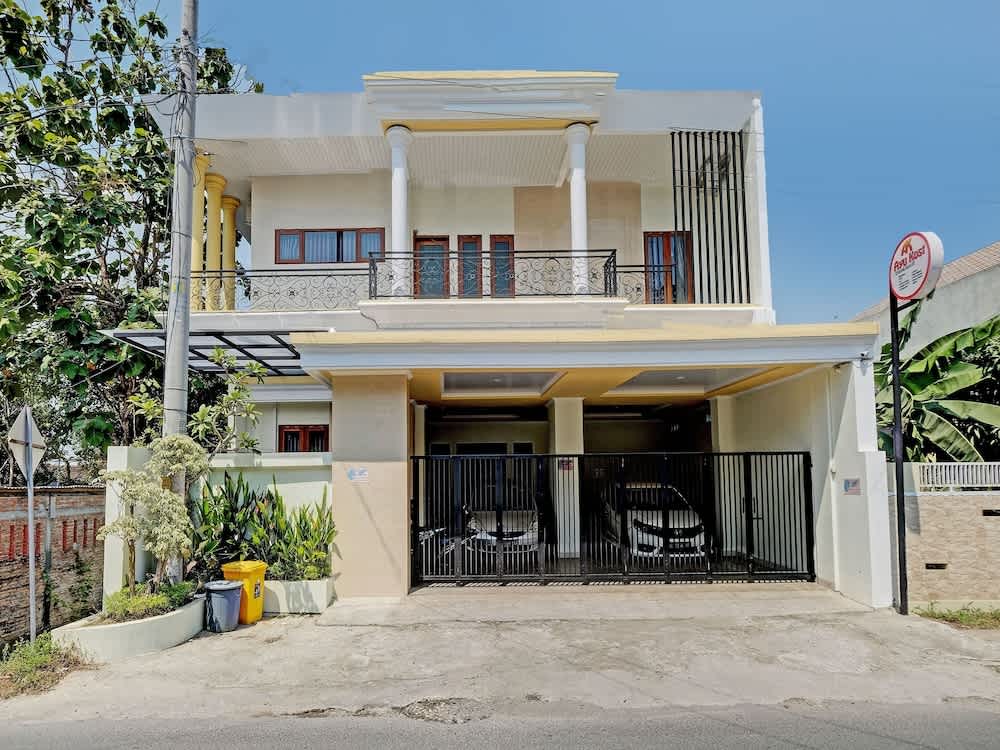 OYO Life 92935 Ayu Kost Eksklusif 1