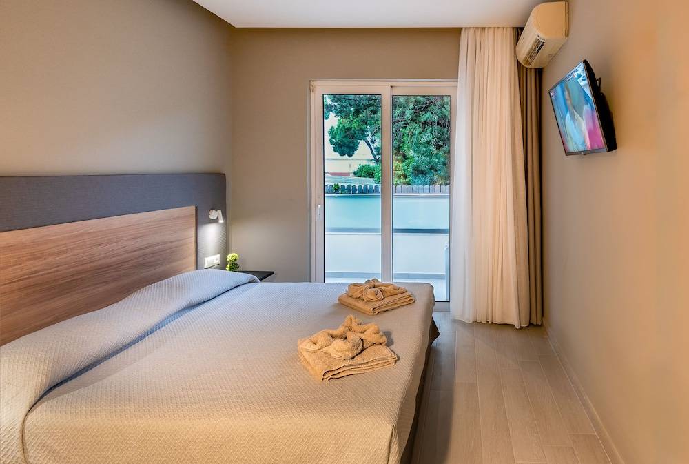 Sunday Hotel 2
