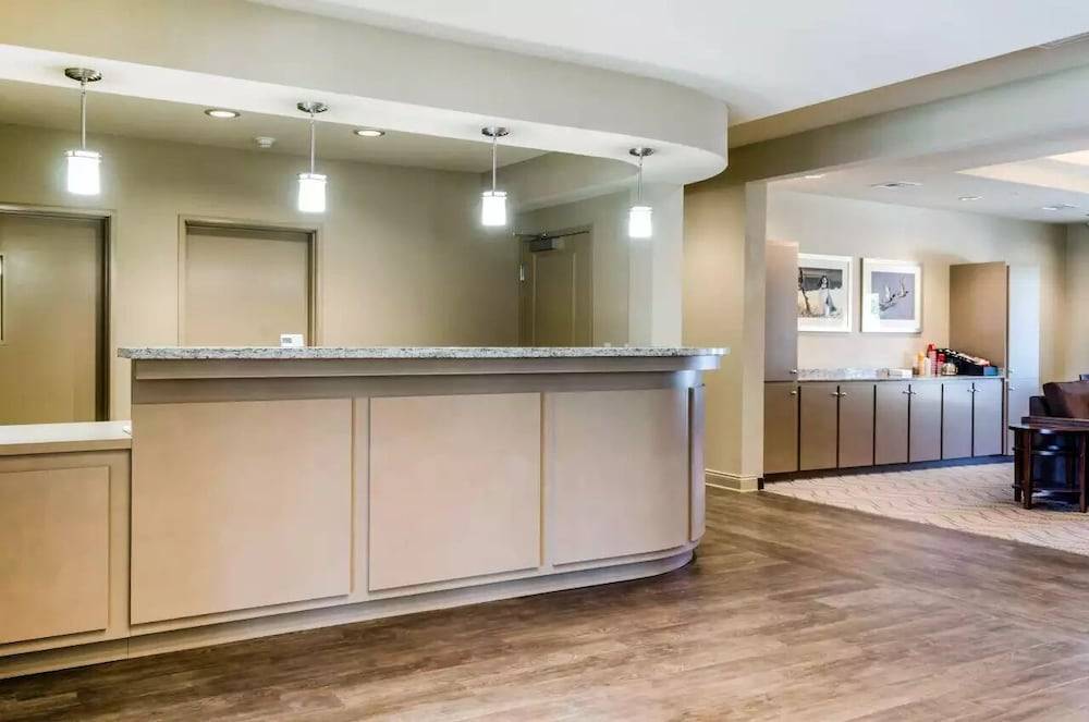 MainStay Suites Hackberry Sportsman's Lodge 2