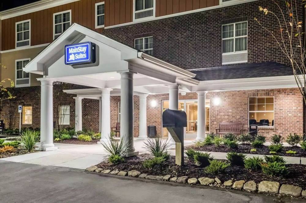 MainStay Suites Hackberry Sportsman's Lodge 1