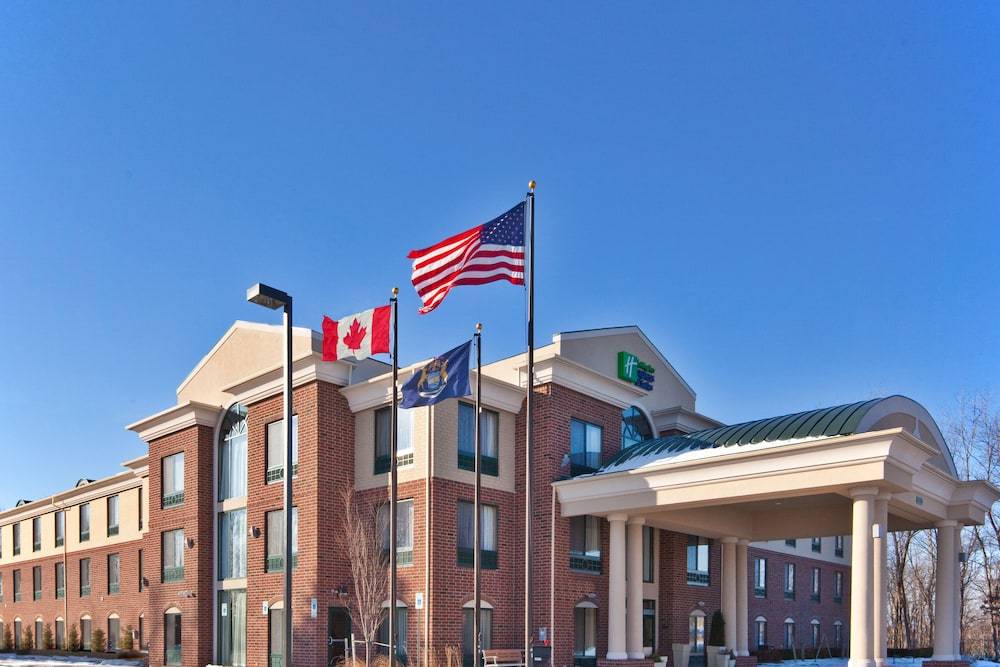Holiday Inn Express & Suites DETROIT-NOVI by IHG 1