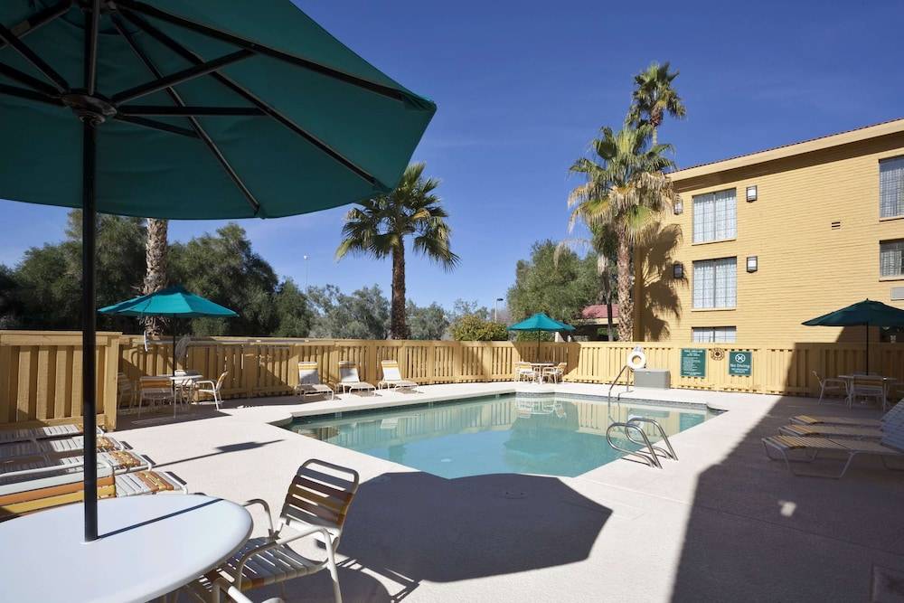 La Quinta Inn by Wyndham Phoenix Sky Harbor Airport 1