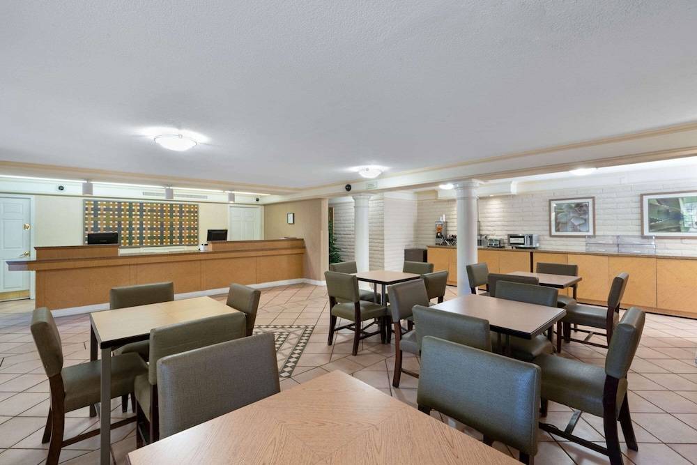 La Quinta Inn by Wyndham Phoenix Sky Harbor Airport 2