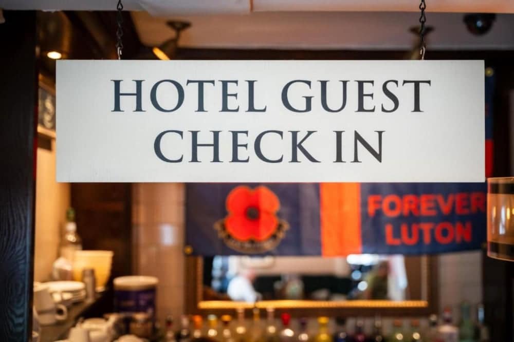 OYO The Red Lion Hotel 2