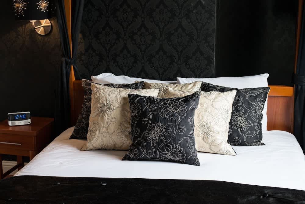 Thomas James Hotel 1