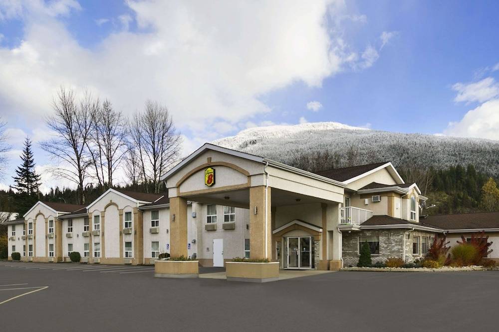 Super 8 by Wyndham Revelstoke BC 1