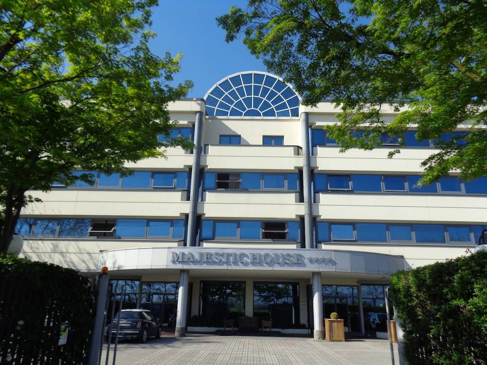 Ferretti MajesticHouse 1