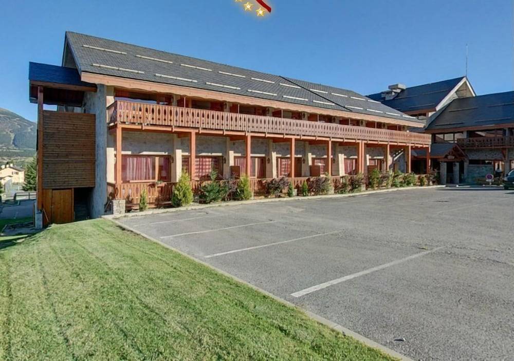 CHEZ LYLi & COMPAGNIE, PISCINE, JACCUZZI, SALLE DE SPORT 1