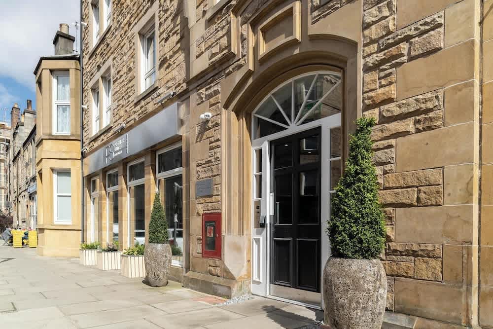 PREMIER SUITES Edinburgh Fountain Court 1