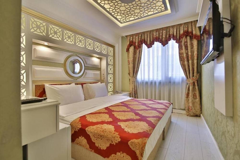 Hotel Queens Land 1