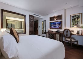 The Q Hotel 5