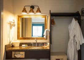 Ramada by Wyndham Surrey/Langley 4