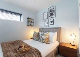 Elliot Oliver - Stylish 2 Bedroom Apartment With Parking In The Docks 4