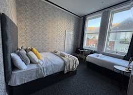 OYO Marine Parade Hotel, Eastbourne Pier 2