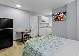 HomeTowne Studios by Red Roof Orlando South 4