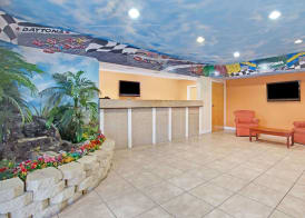 Super 8 by Wyndham Daytona Beach 2