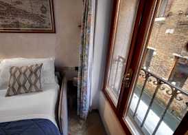 Canal View Suite in Rialto by Wonderful Italy 3