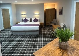 Crown Hotel & Bar 4